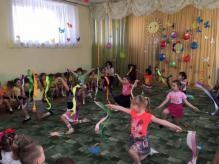 Композиция с лентами "Мы рисуем этот мир"